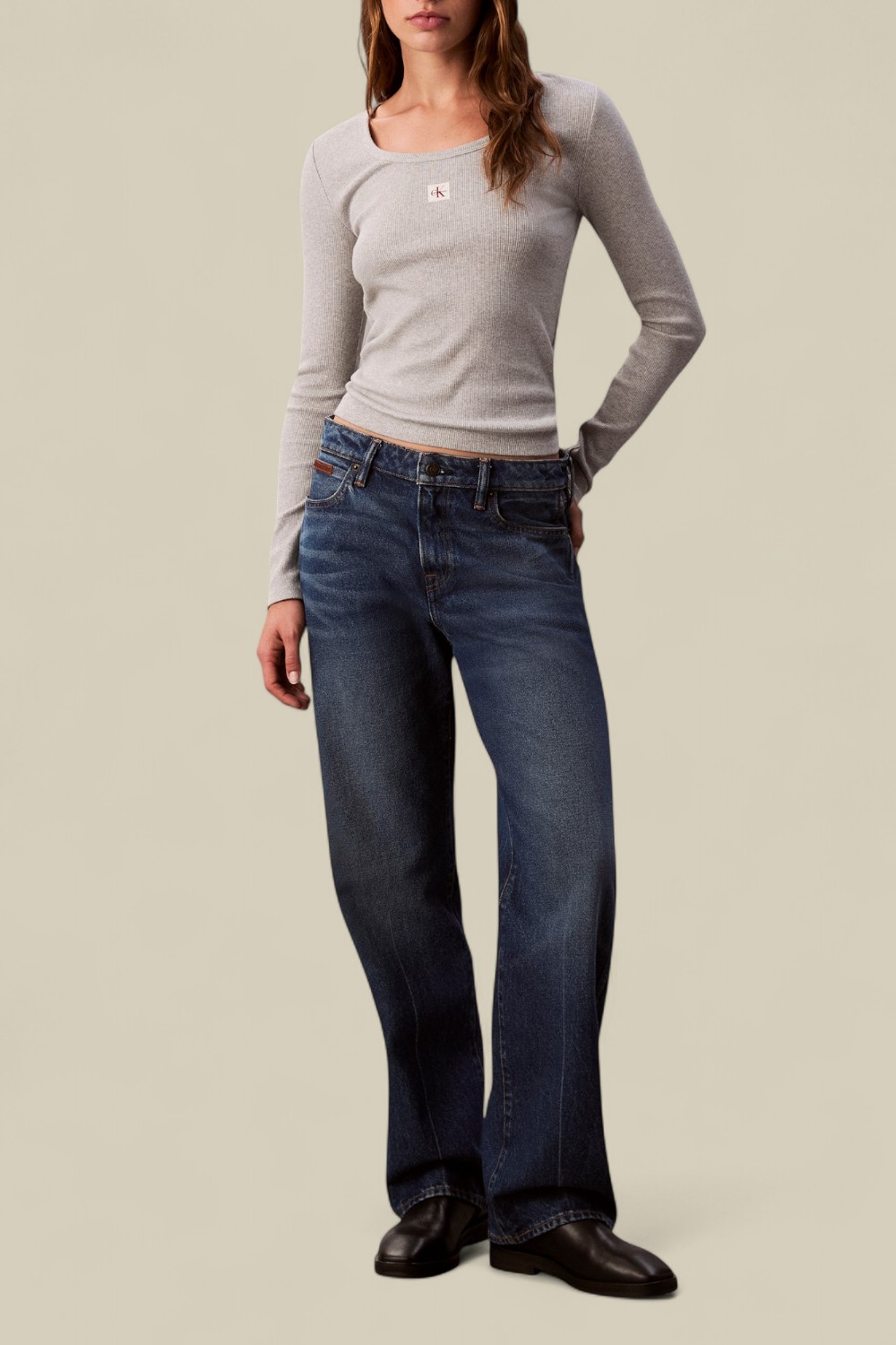 תמונת כל הלוק של חולצת טי ארוכה